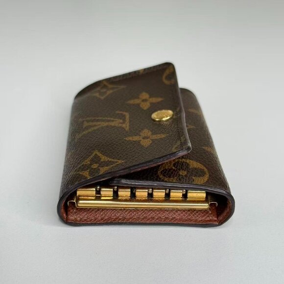 Louis Vuitton Monogram Canvas Keychain with Classic Gold Hardware - Picture 4 of 8